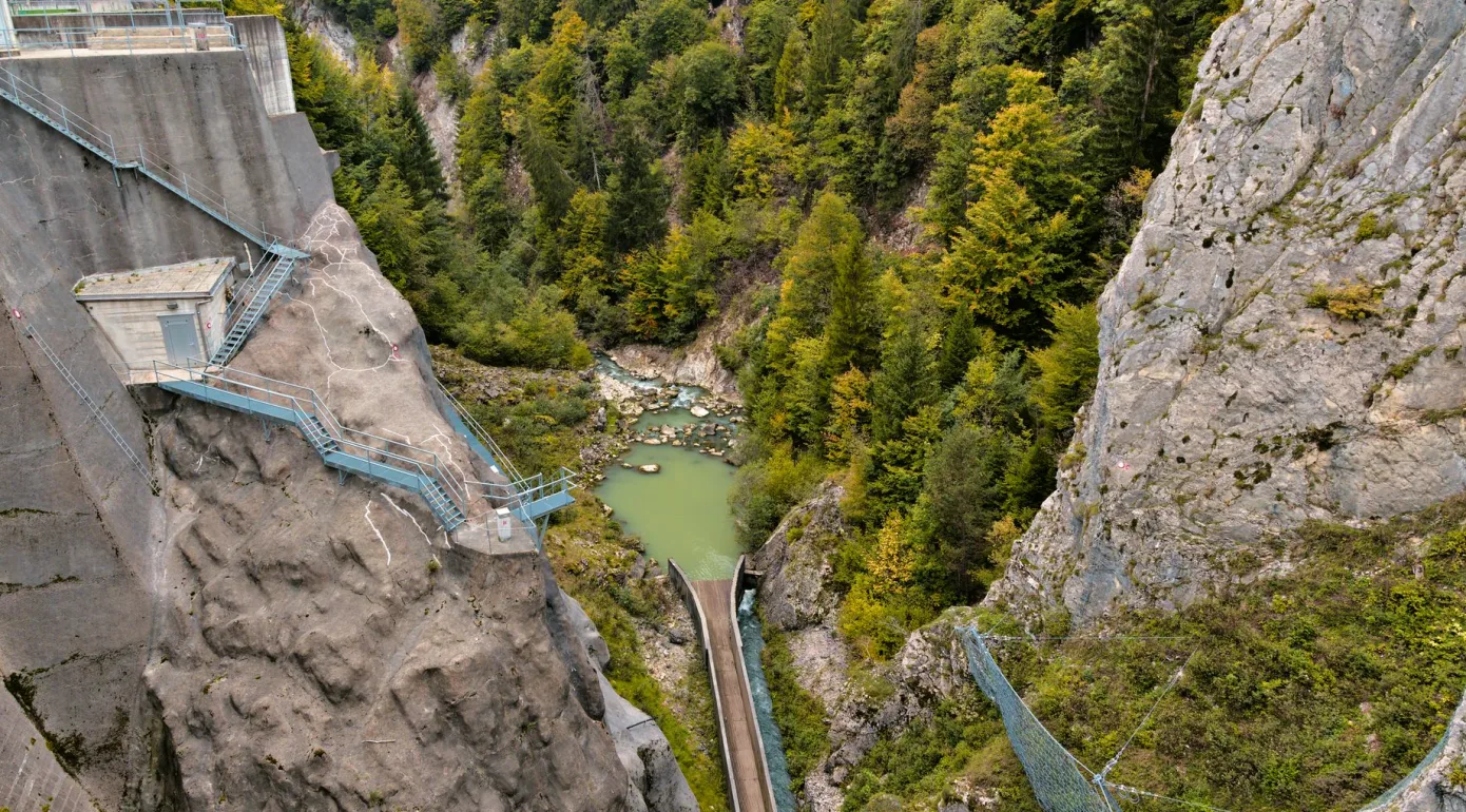 Barrage ou parc solaire alpin : quelle option pour l'hiver ?